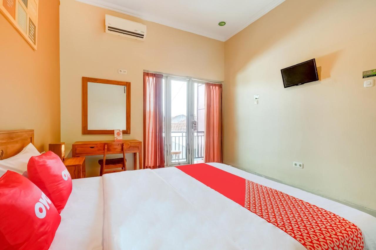 Super Oyo 3496 Griya Gayatri Syariah Hotel Melati ภายนอก รูปภาพ