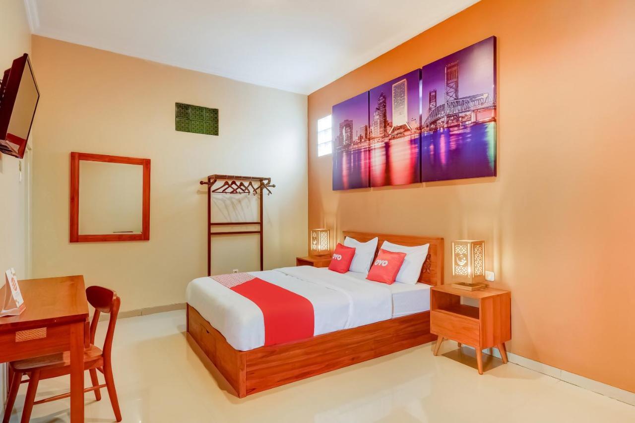 Super Oyo 3496 Griya Gayatri Syariah Hotel Melati ภายนอก รูปภาพ