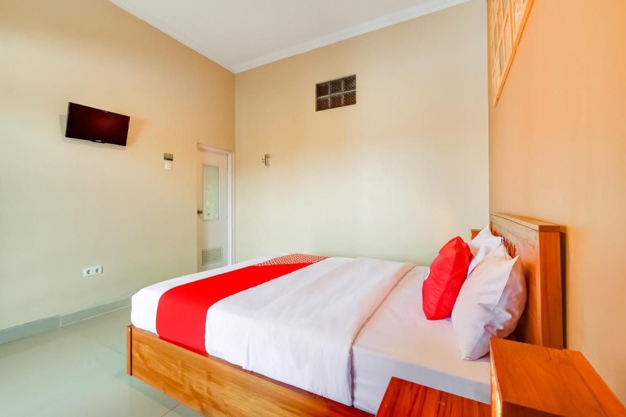 Super Oyo 3496 Griya Gayatri Syariah Hotel Melati ภายนอก รูปภาพ