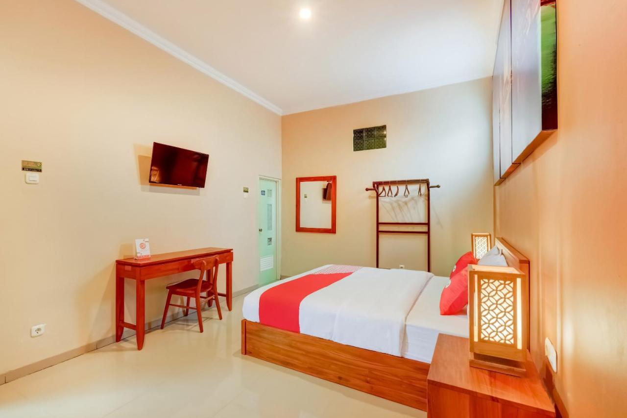 Super Oyo 3496 Griya Gayatri Syariah Hotel Melati ภายนอก รูปภาพ