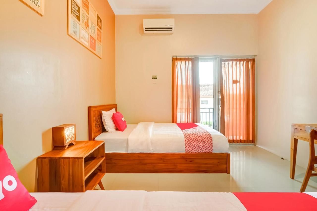 Super Oyo 3496 Griya Gayatri Syariah Hotel Melati ภายนอก รูปภาพ